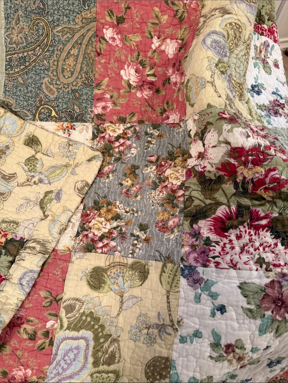 Twin Size Floral Patchwork Quilt and Sham - Picture 3 of 7